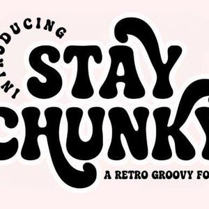 以下が含まれることがあります： ピンク色の背景に黒い文字で「INTRODUCING STAY CHUNKY」とレトロなフォントで書かれています。「A RETRO GROOVY FONT」という文字が下にあります。隅にはピンク色の花のグラフィックがあります。