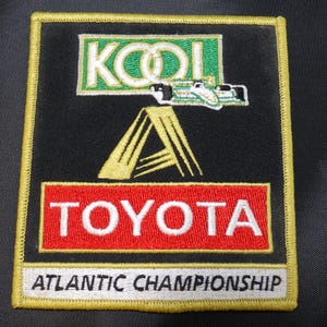 Può includere: Un vassoio da portata in legno fatto a mano con finitura naturale. Il vassoio rettangolare ha bordi rialzati e maniglie integrate. La venatura del legno è visibile. Dimensioni: 45.7 cm di lunghezza, 30.5 cm di larghezza e 5.1 cm di altezza.