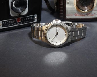 Men's Minimalist Quartz Watch - Stainless Steel Band, Date Indicator
