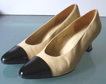 Vintage Evan Picone Made in Spain Cream & Black Cap Toed Pumps Size 7.5 US