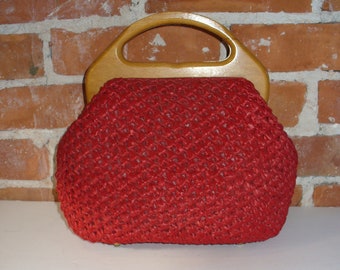 Sac à main vintage en raphia rouge tomate avec poignée en bois par ADG