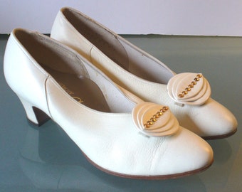 Vintage Dickerson Archlock Ivory  Pumps Size 7.5 C