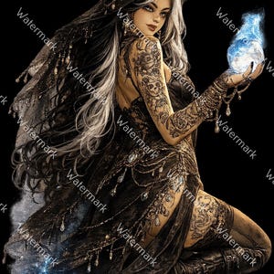 Könnte beinhalten: Digitales Kunstwerk einer Frau in einem schwarzen Hexenkostüm mit hohem Hut, langem Haar und detaillierten Tätowierungen. Sie hält eine leuchtende blaue Kugel. Das Bild hat ein dunkles Fantasy-Thema mit aufwendigen Verzierungen und einer mystischen Atmosphäre.