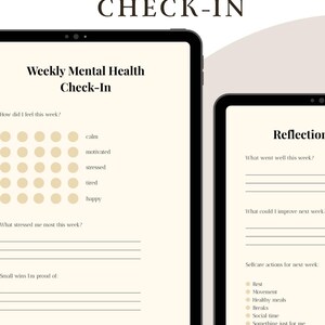 Könnte beinhalten: Zwei digitale Tablets, die ein Formular für den "Wöchentlichen Mental Health Check-In" anzeigen. Das Formular enthält Aufforderungen zur Selbstreflexion, wie z. B. Stimmungsbeurteilung, Stressfaktoren und Selbstpflege-Maßnahmen. Der Text ist in einer klaren, modernen Schriftart gehalten.