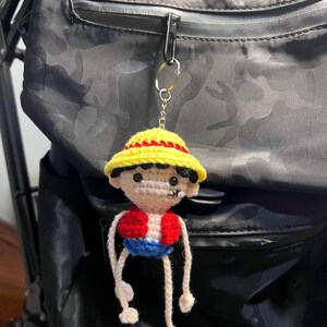 Crochet Straw Hat Pirate Keychain with Stretchy Arms | Handmade Amigurumi Bag Charm, Anime Fan Gift, Pirate Boy bild 4