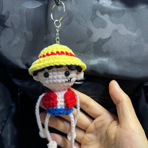 Crochet Straw Hat Pirate Keychain with Stretchy Arms | Handmade Amigurumi Bag Charm, Anime Fan Gift, Pirate Boy bild 3