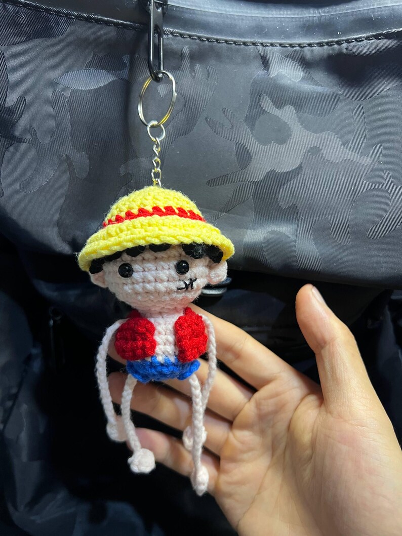 Crochet Straw Hat Pirate Keychain with Stretchy Arms | Handmade Amigurumi Bag Charm, Anime Fan Gift, Pirate Boy bild 3