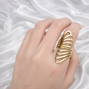 Anillo con alas de mariposa, anillo abstracto calado, anillo de armadura completa para el dedo, anillo bohemio intrincado, anillo envolvente grande, regalo para ella.