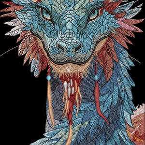 Könnte beinhalten: Detaillierte Stickerei eines Drachenkopfes und -oberkörpers vor schwarzem Hintergrund. Der Drache hat aufwendige blaue Schuppen, gefiederte Flügel und einen verzierten Kopfschmuck mit einem zentralen Edelstein. Die Farbpalette umfasst Blau-, Rot- und Goldtöne.