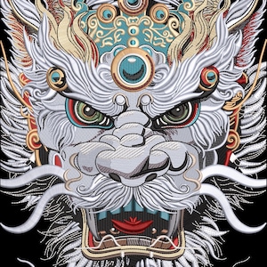 Könnte beinhalten: Detaillierte Stickerei eines weißen Drachenkopfes mit goldenen, türkisfarbenen und roten Akzenten. Der Drache hat ein offenes Maul, lange weiße Schnurrhaare und aufwendige Details an Hörnern und Krone. Schwarzer Hintergrund.