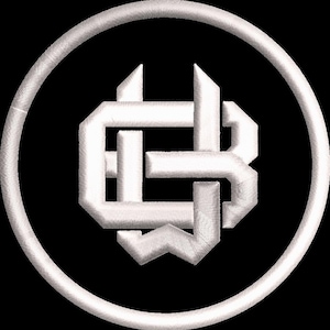 Op de afbeelding: Wit geborduurd logo op een zwarte achtergrond. Het logo toont verweven letters binnen een cirkelvormige rand. Het ontwerp heeft een getextureerde, gestikte uitstraling, wat suggereert dat het een embleem of patch kan zijn.