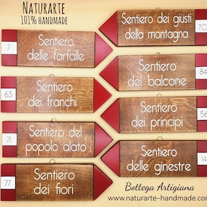 Cartello-freccia em legno colorato