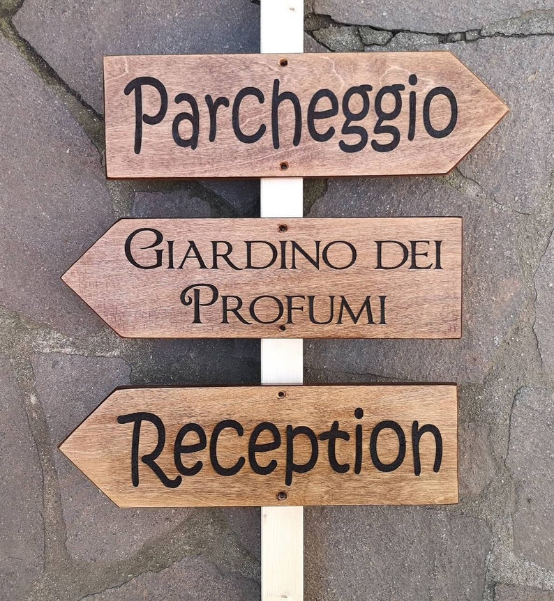 Cartello-freccia in legno color noce image 1