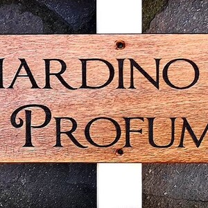 Cartello-freccia in legno color noce image 3
