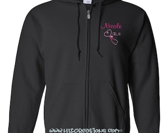 Sjuksköterska Student Anpassad Personlig Broderad Uppochnedvänd Hjärta Steth Monogram Unisex Dragkedja Hoodie RN BSN Läkarassistent