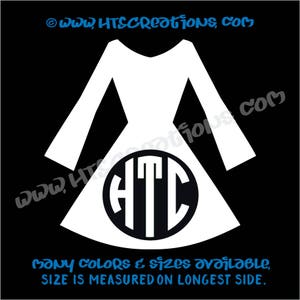 Könnte beinhalten: Weißer Vinyl-Aufkleber mit einem Kleid mit langen Ärmeln und einem Kreis in der Mitte mit den Buchstaben "HTC" in Schwarz. Der Text "MANY COLORS & SIZES AVAILABLE, SIZE IS MEASURED ON LONGEST SIDE." befindet sich unter dem Aufkleber.