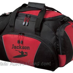 Puede incluir: Bolsa de viaje negra y roja con un diseño bordado personalizado de una persona en kayak y el nombre "Jackson".