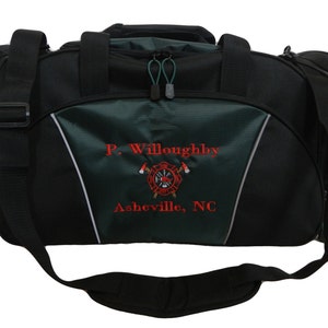 Könnte beinhalten: Schwarze und grüne Reisetasche mit einem roten gestickten Feuerwehrlogo und dem Text "P. Willoughby Asheville, NC".