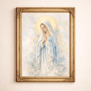 Puede incluir: Pintura en acuarela enmarcada de una mujer con velo blanco y túnica azul, con halo dorado. La mujer está representada con las manos juntas en oración. El marco es adornado y de color dorado.