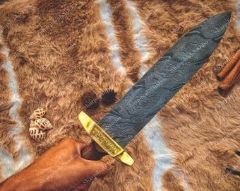 Nóż Bowie kuty ręcznie ze stali damasceńskiej z mosiężnym jelcem i drewnianą rękojeścią; przedmiot kolekcjonerski najwyższej klasy.