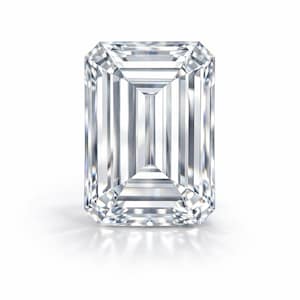 Könnte beinhalten: Ein klarer, rechteckig geschliffener Diamant mit einer brillanten, facettierten Oberfläche. Der Edelstein ist vor einem weißen Hintergrund platziert, der seine Klarheit und sein Funkeln hervorhebt. Der Smaragdschliff ist eine klassische Wahl für Verlobungsringe.
