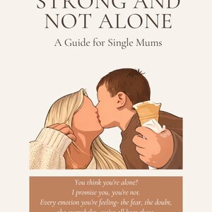 Könnte beinhalten: Buchcover mit dem Titel "STRONG AND NOT ALONE" und dem Untertitel "A Guide for Single Mums". Die Illustration zeigt eine Mutter, die ein Kind küsst. Der Text auf dem Cover lautet: "Du denkst, du bist allein? Ich verspreche dir, das bist du nicht."