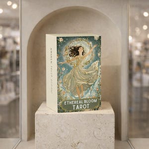 Tarotlek med eterisk blomning, 78 illustrerade kort, blommig naturdesign, tarotlek i gröna toner, vackert och lyxigt tarotset