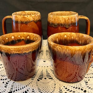 Vintage Hull Pottery ovenbestendige mokken- en kopjesset van 4 | Bruin druipend glazuur steengoed | Koffiemokken uit het midden van de vorige eeuw | Rustieke keukendecoratie in boerderijstijl