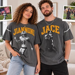 Op de afbeelding: Twee antracietgrijze T-shirts met korte mouwen, voorzien van gele blokletters en een zwart-wit fotoprint van een footballspeler. Het ene T-shirt toont de naam JIANNONI en het andere T-shirt toont de naam JACE.
