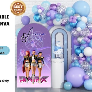 Op de afbeelding: Een digitaal bestand voor een verjaardagsfeestachtergrond met een paarse boog met de tekst "5 Ariana Birthday". Het ontwerp bevat illustraties van poppen, een taart en een ballonnenboog in tinten blauw, paars en zilver. De woorden "Editable in Canva" en "Instant Download" zijn ook zichtbaar.