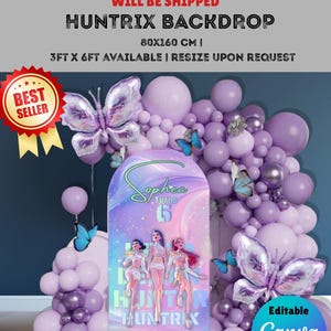 Pode incluir: Um cenário digital para uma festa de aniversário, com um arco de balões roxos e lavanda com detalhes de borboletas. O cenário inclui o texto "Sophea Turns 6" e "Huntrix". O cenário mede 80x160 cm.