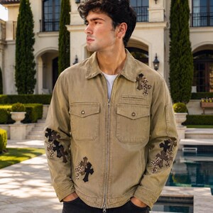 Giacca da uomo kaki con toppe incrociate fatte a mano, giacca utility gotica ricamata, abbigliamento streetwear, cappotto da lavoro