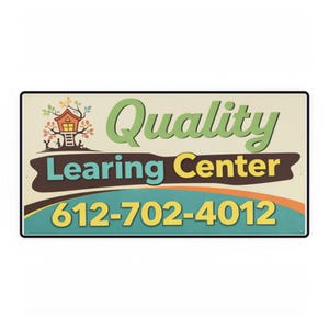 Könnte beinhalten: Rechteckiges Schild mit den Worten "Quality Learning Center" in Grün, Gelb und Braun. Eine Baumhaus-Grafik befindet sich in der oberen linken Ecke. Die Telefonnummer 612-702-4012 wird in Gelb angezeigt.