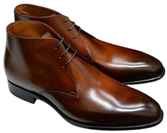 Stivaletti Chukka da uomo in pelle marrone, alti fino alla caviglia, realizzati a mano.