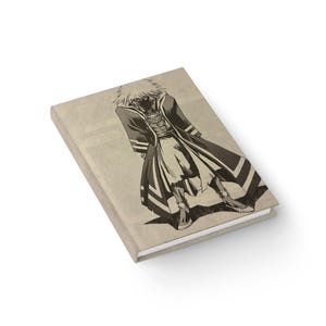 Peut inclure: Un journal à couverture rigide avec une illustration sépia d'un personnage d'anime en long manteau. Le personnage est représenté dans une pose dynamique, avec des traits et des ombres détaillés. Le journal a une couverture marron clair.