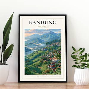 Pode incluir: Uma impressão de arte emoldurada com uma ilustração de paisagem de Bandung, Indonésia. A obra retrata colinas verdes, plantações de chá e casas aninhadas nas montanhas sob um céu suave. O texto diz BANDUNG INDONESIA.