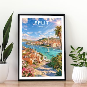 Könnte beinhalten: Ein gerahmter Kunstdruck mit einer farbenfrohen Landschaftsillustration von Split, Kroatien. Das Bild zeigt eine Küstenstadt mit terrakottafarbenen Dächern, einen Hafen mit Booten, Palmen und Blumen unter einem blauen Himmel mit dem Text SPLIT CROATIA.