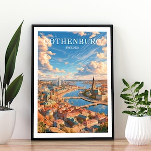 Op de afbeelding: Een ingelijste wandkunstprint met een panoramisch stadsgezicht van Göteborg, Zweden, met een blauwe lucht, witte wolken en een rivier die door gebouwen slingert. De tekst GOTHENBURG SWEDEN staat in het wit bovenaan de kleurrijke illustratie.