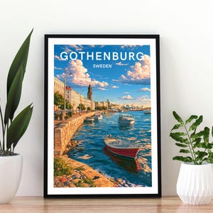 Könnte beinhalten: Ein gerahmtes Reiseplakat von Göteborg, Schweden, das eine lebendige Uferszene mit einem roten Boot im Vordergrund, einer steinernen Ufermauer, Stadtgebäuden und einem blauen Himmel mit weißen Wolken zeigt. Der Text lautet GOTHENBURG SWEDEN.