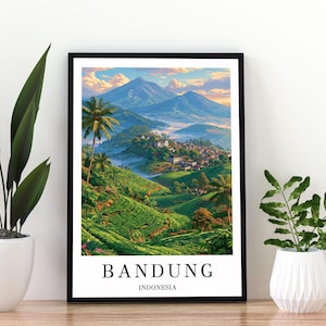 Pode incluir: Uma impressão de arte de parede vertical emoldurada com uma ilustração de paisagem de Bandung, Indonésia. A imagem exibe plantações de chá em terraços verdejantes, palmeiras, uma vila na encosta e montanhas azuis distantes sob um céu suave. O texto diz BANDUNG INDONESIA.