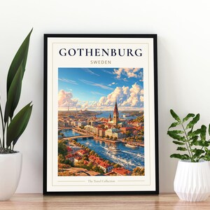 Könnte beinhalten: Ein gerahmter Kunstdruck mit einer malerischen Illustration von Göteborg, Schweden, mit blauem Himmel, Wolken, einem Fluss und städtischen Gebäuden. Der Text GOTHENBURG SWEDEN steht oben und The Travel Collection ist unten aufgedruckt.