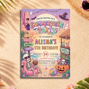 Può includere: Un invito rettangolare per una festa Summerween per il 5° compleanno di Alisha il 24 agosto alle 17:00. La grafica mostra uno scheletro su un salvagente a forma di fenicottero rosa, un bar tiki, tavole da surf e una zucca su sfondo spiaggia.