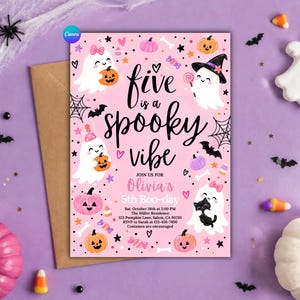 Könnte beinhalten: Eine rechteckige, rosafarbene Halloween-Einladungskarte mit Zeichentrick-Geistern, Kürbissen, Fledermäusen und Süßigkeiten. Der Text lautet: Five is a spooky vibe, Join us for Olivia's 5th Boo-day, Sat. October 26th at 2:00 PM, The Miller Residence, 123 Pumpkin Lane, Salem, CA 90210, RSVP to Sarah at 123-456-7890, Costumes are encouraged.