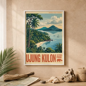 Può includere: Un poster di viaggio verticale che raffigura un paesaggio del Parco Nazionale di Ujung Kulon in Indonesia. L'illustrazione mostra una costa verdeggiante, una baia blu con piccole imbarcazioni e montagne in lontananza sotto un cielo nuvoloso. Testo: UJUNG KULON NATIONAL PARK.