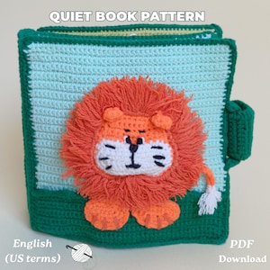 Puede incluir: Un patrón de libro tranquilo de ganchillo cuadrado con una aplicación de león en la portada. El libro tiene un fondo azul claro, un borde verde oscuro y una melena de león naranja texturizada. El texto dice QUIET BOOK PATTERN, PDF Download.