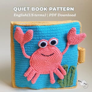 Puede incluir: Un libro tranquilo de ganchillo cuadrado con fondo azul y una aplicación de cangrejo rosa. El cangrejo tiene dos pinzas grandes, seis patas y dos ojos blancos con pupilas negras. Algas verdes en la parte inferior. Texto: QUIET BOOK PATTERN English(US terms) | PDF Download.