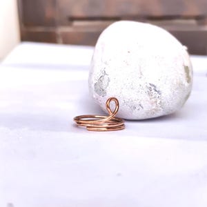 Anello a cerchio in filo di rame fatto a mano, gioiello regolabile in stile boho minimalista.