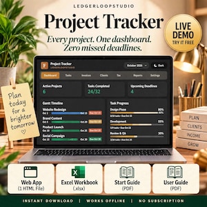 Puede incluir: Un panel de control digital de seguimiento de proyectos en la pantalla de un portátil, con secciones para proyectos activos, tareas y cronogramas. Debajo del portátil hay cuatro iconos que representan una aplicación web, un libro de Excel, una guía de inicio y un manual de usuario en PDF.