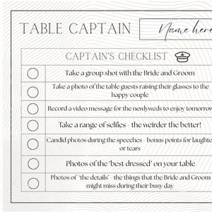 Peut inclure: Carte de liste de contrôle du capitaine de table de mariage avec un motif de vagues décoratif. La carte comprend une liste de contrôle avec des tâches telles que la prise de photos et l'enregistrement de vidéos. Elle comporte également un code QR pour partager des photos et des vidéos.