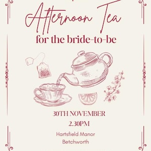 Könnte beinhalten: Cremefarbene Einladung mit burgunderroten Akzenten für eine Afternoon-Tea-Party. Das Design umfasst eine Teekanne, die Tee in eine Tasse gießt, einen Teebeutel und florale Elemente. Text enthält "Afternoon Tea for the bride-to-be" und Eventdetails.